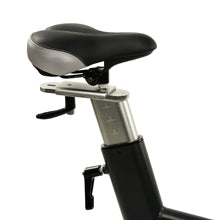 4-WAY ADJUSTABLE SEAT | With a simple twist of a knob, you can move back and forth (and up / down) so your workout can remain comfortable.